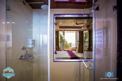 Ett badrum på The Alpine Resort