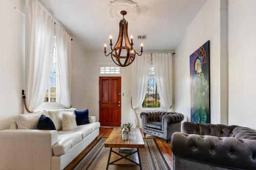 Foto Modern Victorian House With Relaxing Courtyard - Near FQ 1