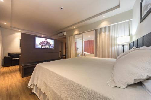 Tempat tidur dalam kamar di Hotel Caiuá Cascavel