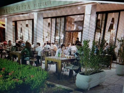 un grupo de personas sentadas en mesas fuera de un restaurante en Apartment Marija, en Zadar