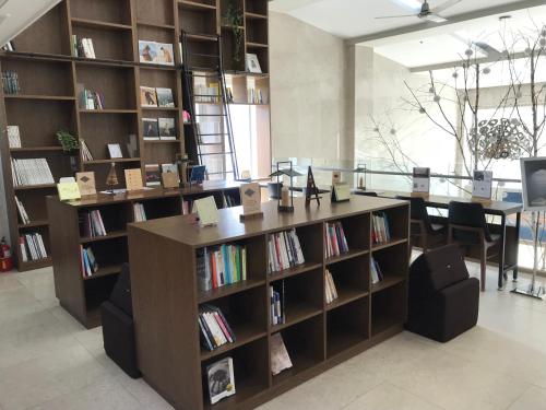 a library with book shelves filled with books at Healience Village in Hongcheon