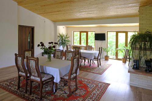 a dining room with a table and chairs at Chez Yvette in Garni