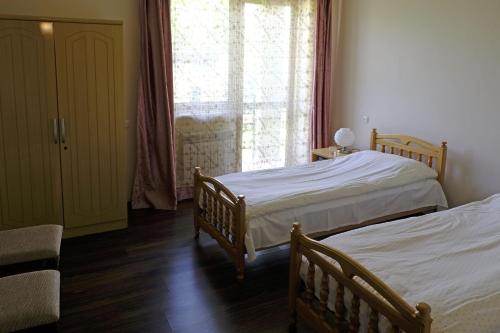 a bedroom with two beds and a window at Chez Yvette in Garni