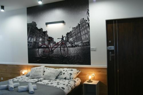 Katil atau katil-katil dalam bilik di Q Apartamenty