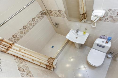 モスクワにあるKapriz Hotelのバスルーム(シャワー、トイレ、シンク付)
