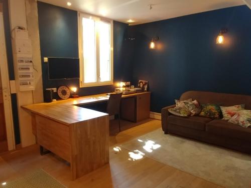 a living room with a couch and a table at MAISON JARDIN ET PARKING PRIVé dans GRENOBLE in Grenoble