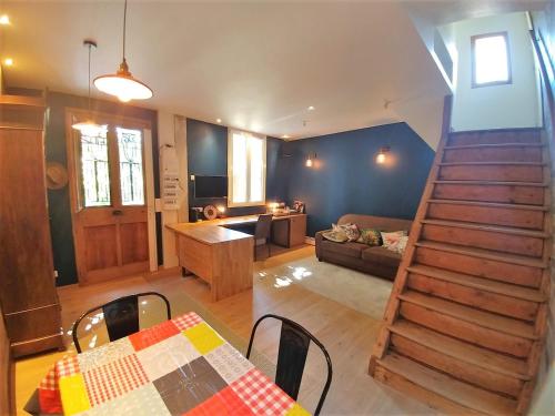 un salon avec un escalier menant à un salon dans l'établissement MAISON JARDIN ET PARKING PRIVé dans GRENOBLE, à Grenoble