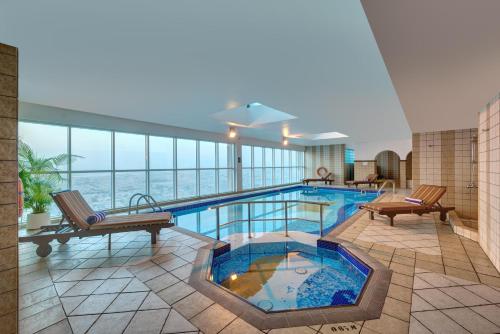 Swimmingpoolen hos eller tæt på Emirates Grand Hotel