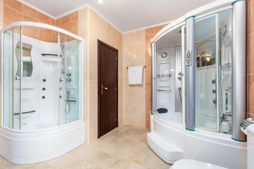 y baño con ducha y aseo. en Villa Angeli, en Opatija