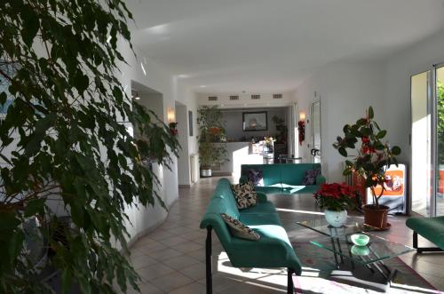 a living room with a green couch and a table at Residence Villa Carmen fronte mare a 50 mt in Pietra Ligure