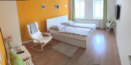 1 dormitorio pequeño con 1 cama y 1 silla en Zentralinleipzig - HTWK, MDR, KARLI, Südvorstadt en Leipzig
