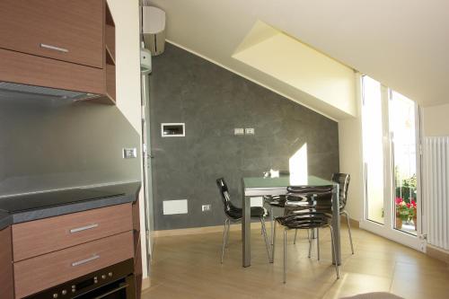 a kitchen and dining room with a table and chairs at Residence Villa Carmen fronte mare a 50 mt in Pietra Ligure