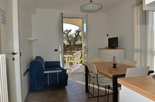 a kitchen and dining room with a table and chairs at Residence Villa Carmen fronte mare a 50 mt in Pietra Ligure