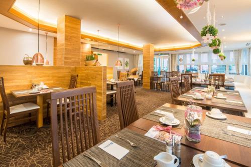 En restaurang eller annat matställe på Best Western Plus Parkhotel Erding