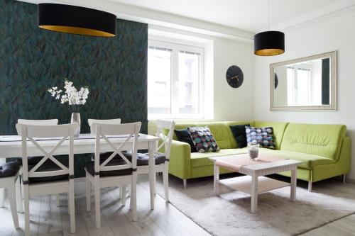 un soggiorno con un divano verde e un tavolo di CASA VERDE Apartment a Bratislava