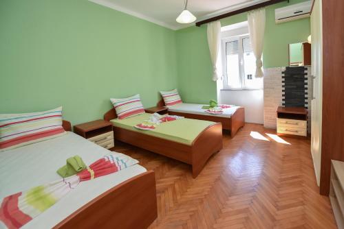 Postel nebo postele na pokoji v ubytování Apartments Smoky