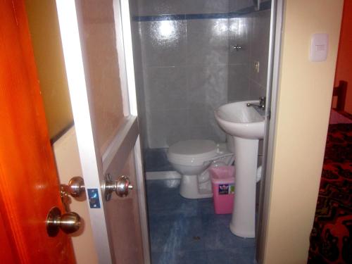 Ванная комната в Hostal kuntur cusco