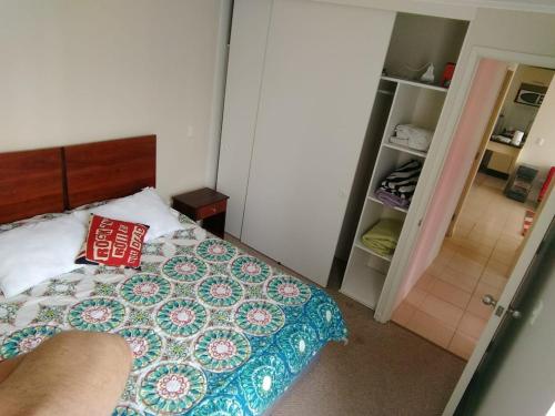 Dormitorio pequeño con cama y armario en Oportunidad! Depto cerca del centro Estacionamiento Privado!, en La Serena