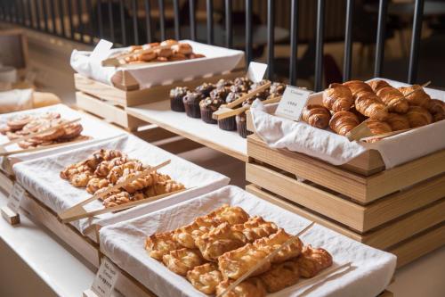 un montón de diferentes tipos de pasteles en exhibición en Hotel Marinabay Seoul, en Gimpo