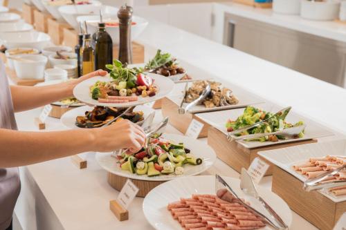 Un buffet con platos de comida en una mesa. en Hotel Marinabay Seoul, en Gimpo