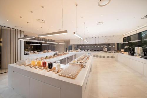 Una cocina grande con un mostrador largo con bebidas encima. en Hotel Marinabay Seoul, en Gimpo