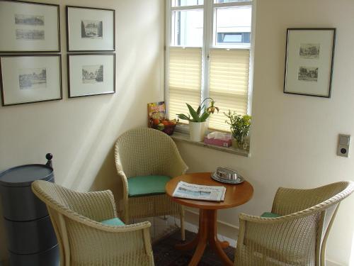 a room with a table and chairs and a window at Hotel garni Kaiserstuhl in Ihringen