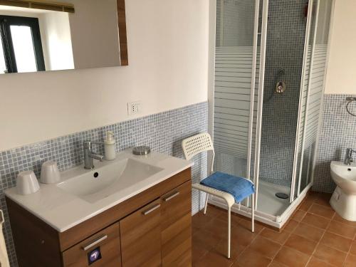y baño con lavabo y ducha. en Home Maletto, en Palermo