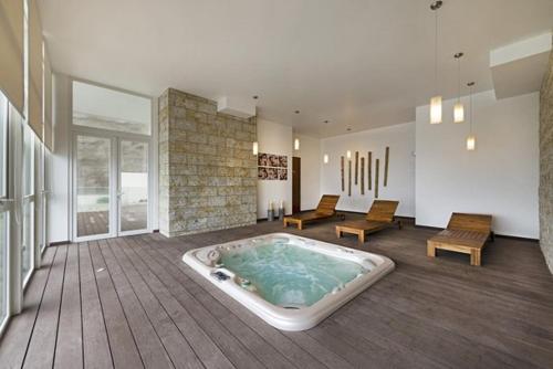 a large room with a hot tub in the middle of a room at Una vista increíble al Pacifico in Concón