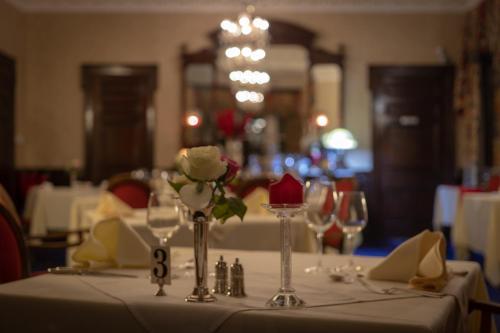 A restaurant or other place to eat at Ledgowan Lodge Hotel 