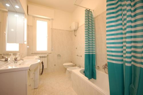a bathroom with a tub and a sink and a toilet at Appartamento al mare a Silvi Marina in Silvi Marina