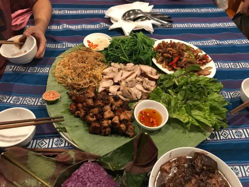 Una mesa con un montón de comida encima en Mai Chau Dreams Homestay, en Mai Chau