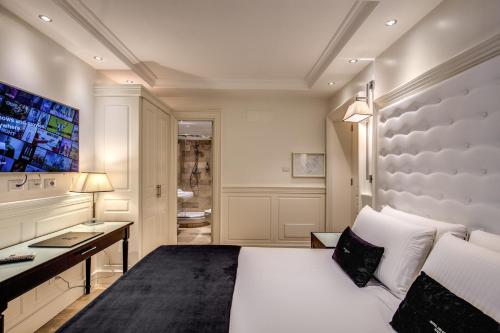 Postel nebo postele na pokoji v ubytování Hotel dei Quiriti Suite