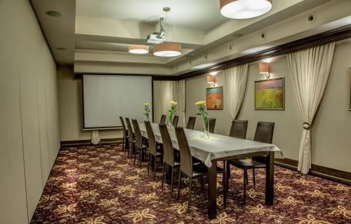 a conference room with a table and chairs at Hotel-Restauracja Platan in Chrzanów