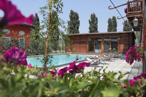 una casa con piscina y algunas flores en Agriturismo Malabaila, en Canale