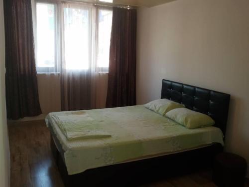 Una cama o camas en una habitación de luiza
