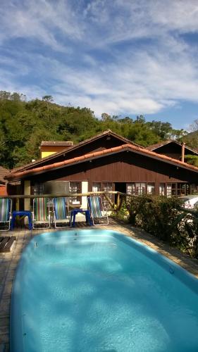 Piscina de la sau aproape de Pousada Canteiros de São Pedro da Serra-Nova Friburgo