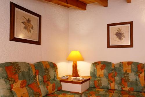 a living room with a couch and a table with a lamp at Casa Rural Mas de Sant Pau - Turistrat. in Albocácer