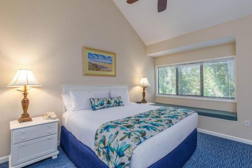 1 dormitorio con cama y ventana en Coral Reef Resort en Hilton Head Island