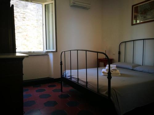 una camera con letto e finestra di Casa Belsito a Corniglia
