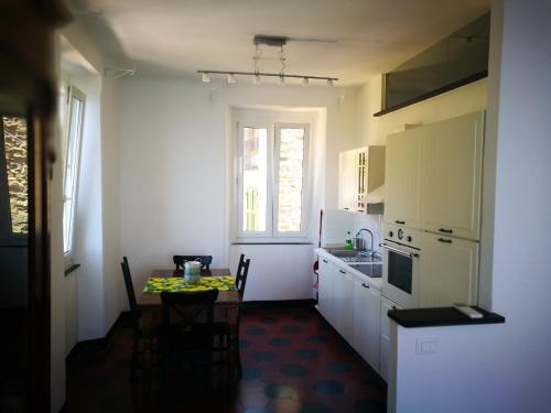 a small kitchen with a table and a table and chairs at Casa Belsito in Corniglia