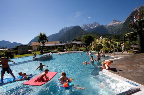 eine Gruppe von Menschen, die in einem Schwimmbad spielen in der Unterkunft Der Bräuschmied in Lofer