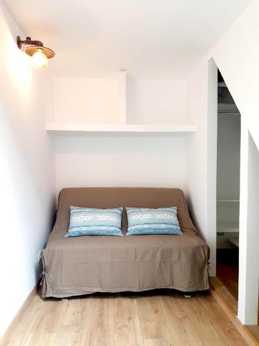 Ce lit se trouve dans un dortoir doté de murs blancs et de parquet. dans l'établissement Capitaine Pirrodi, à La Ciotat