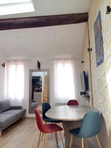 un salon avec une table et des chaises dans l'établissement Capitaine Pirrodi, à La Ciotat