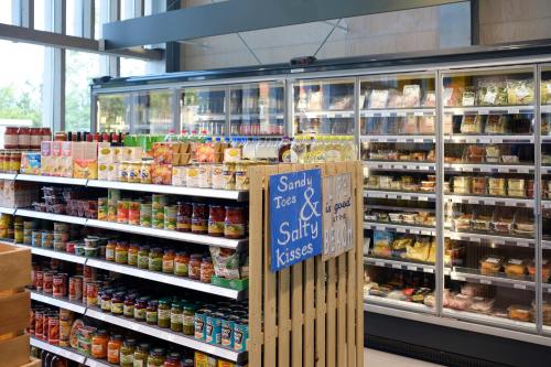a store filled with lots of different types of food at Vakantiepark Koningshof in Rijnsburg