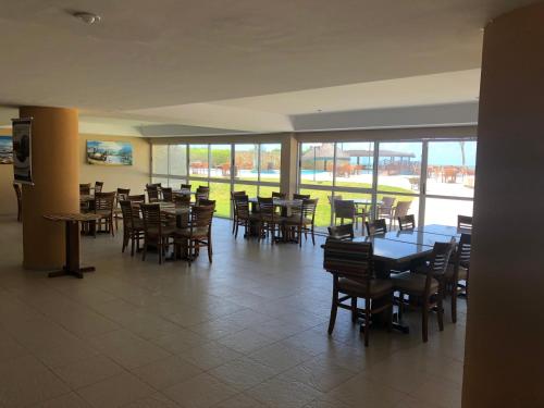 En restaurant eller et andet spisested på MARUPIARA SUITES- FLAT MURO ALTO