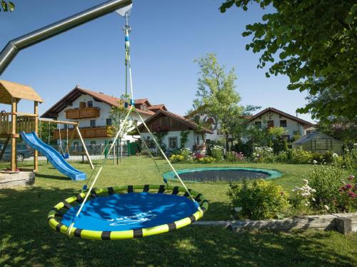 een speeltuin met een schommel in een tuin bij Ferienhof "Schoppa-Haisl" in Sonnen