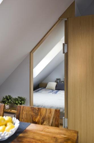 um quarto com uma cama e uma mesa com um espelho em Apartament Senatorski em Kazimierz Dolny
