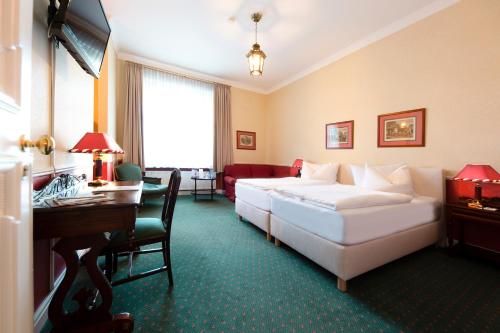 Postel nebo postele na pokoji v ubytování Schlosshotel Villa Westerberge