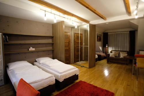ビャウィストクにあるApartamenty Wygoda Białystokのベッドルーム1室(ベッド2台付)、リビングルームが備わります。