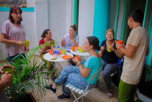 Eine Gruppe von Menschen, die an einem Tisch sitzen und essen in der Unterkunft Hostel Mantra in Mumbai